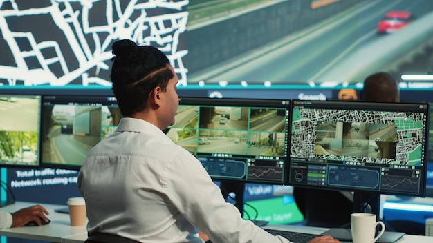 Команда сотрудников контролирует грузовики с координатами GPS