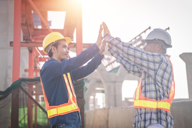 Team Engineer constructie felicitatie bouwen van groot project, Engineer teamwork succes