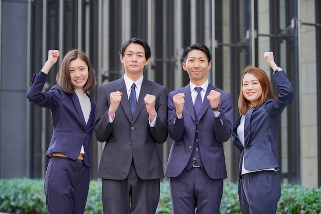 4人のビジネスマンと女性のチーム