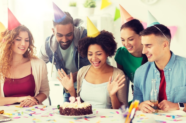 Photo team greeting colleague at office birthday party