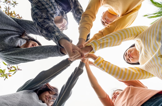 Team Handen Empathie Vertrouwen Partner partnerschap groeien verbinden zakenpartner en verbinding integratie opstarten concept Empathie teamwerk Team Vrijwilliger liefdadigheid FaithHand sluit zich aan bij zakelijke dienstverlening