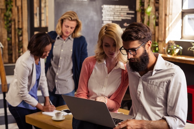 Foto team di hipsters al lavoro