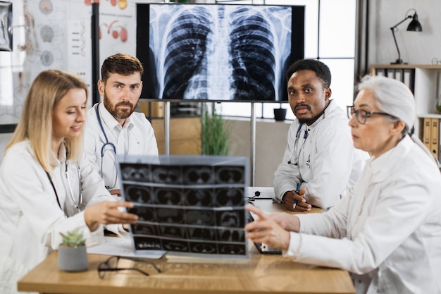 Team di pneumologi internazionali che hanno conferenza