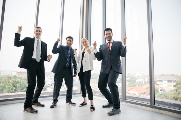 Il team ha presentato con successo il progetto di lavoro con le loro facce felici in ufficio