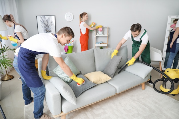 Photo team of janitors cleaning room