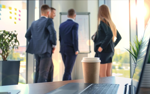 Foto team jonge professionals met een informele discussie op kantoor leidinggevenden met een vriendelijke discussie tijdens de pauze