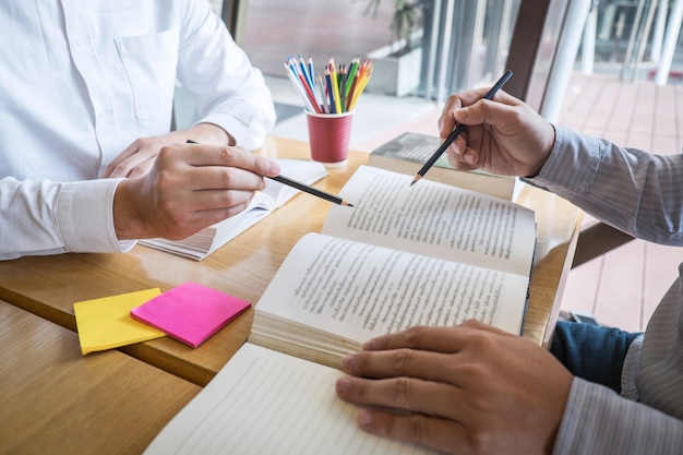 Team leren studeren aan kennis tijdens hulp onderwijs vriend onderwijs voorbereiden op examen