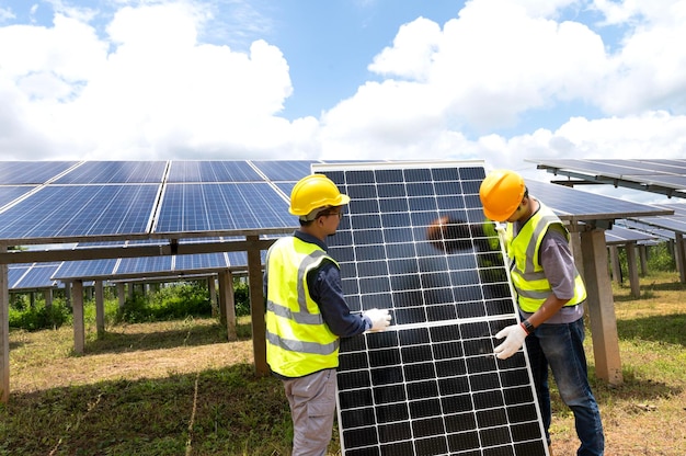남성 엔지니어 팀이 태양광 발전소에 태양광 패널을 설치하려고 합니다. 엔지니어 팀은 태양 전지를 주문하고 설치했습니다.
