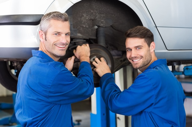 Foto squadra di meccanici che lavorano insieme