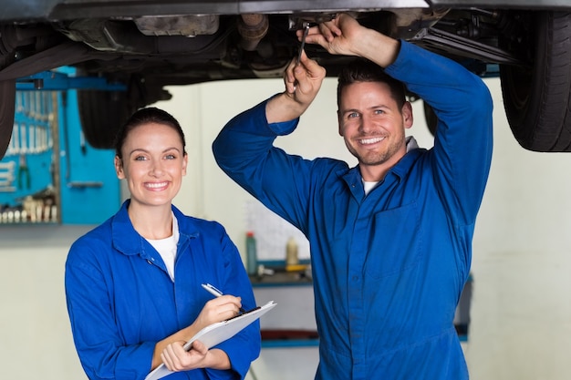 Squadra di meccanici che lavorano insieme