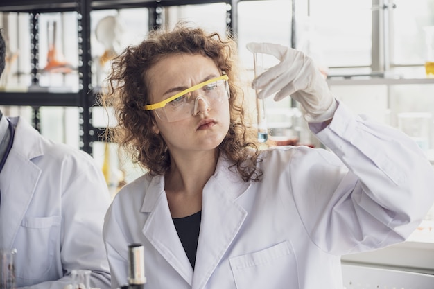 Il gruppo di scienziati di ricerca medica conduce esperimenti in laboratorio.
