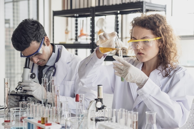 Il gruppo di scienziati di ricerca medica conduce esperimenti in laboratorio.