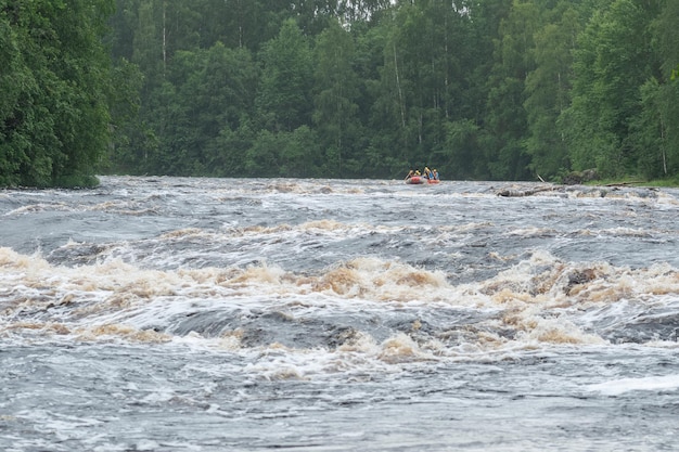 team op een vlot passeert de stroomversnellingen op de Shuya rivier