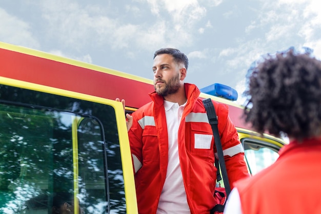 Foto una squadra di paramedici sta uscendo da un'ambulanza per rispondere a una chiamata di emergenza