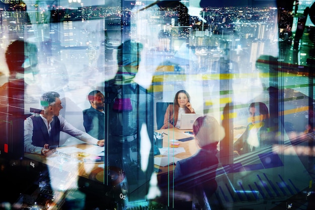 チームワークとパートナーシップのコンセプトとしてオフィスで企業統計を共同で作業するチーム