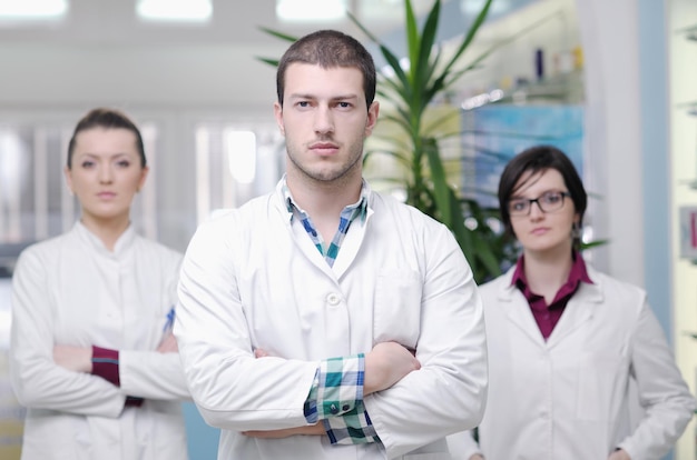 Foto squadra di farmacista chimico donna e uomo gruppo in piedi in farmacia farmacia