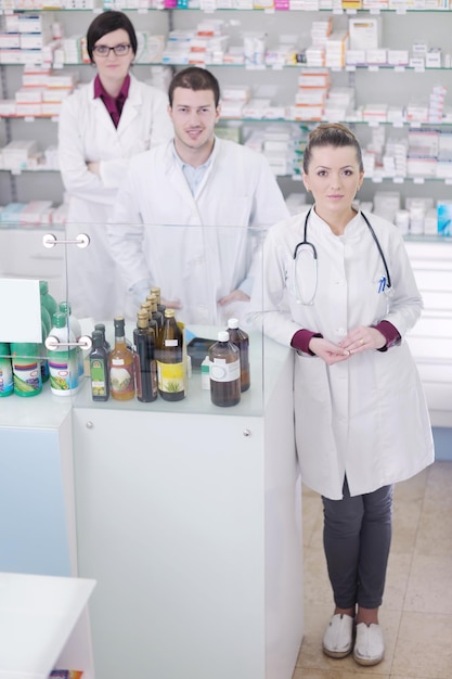 Foto squadra di farmacista chimico donna e uomo gruppo in piedi in farmacia farmacia