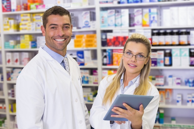 Squadra di farmacisti guardando portatile