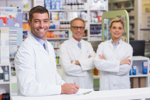 Squadra di farmacisti che sorride alla macchina fotografica