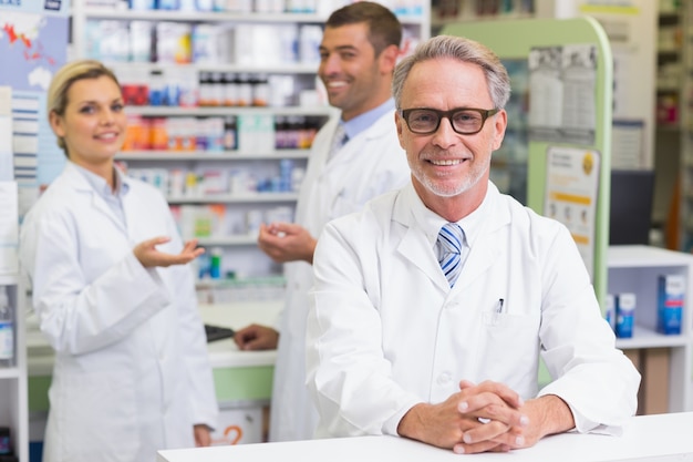 Squadra di farmacisti che sorride alla macchina fotografica