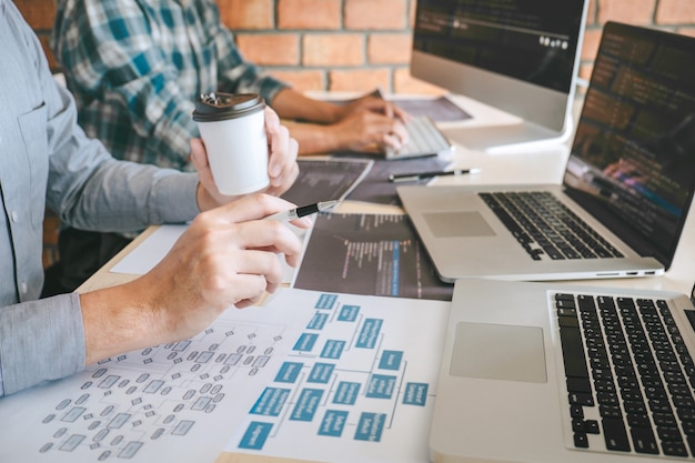 Foto team di programmatori professionisti che incontrano riunioni di cooperazione, brainstorming e programmazione in siti web che lavorano su software e tecnologia di codifica