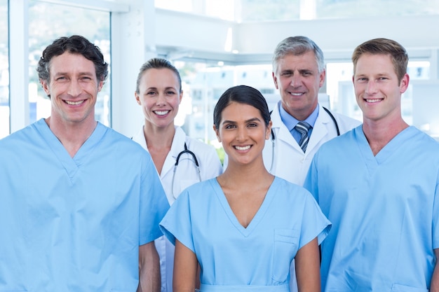 Squadra di medici sorridenti guardando la fotocamera