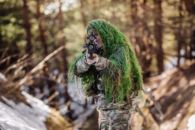 Foto squadra di armi delle forze speciali nella foresta fredda guerra invernale e concetto militare