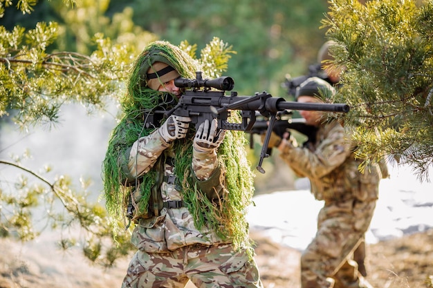 Squadra di armi delle forze speciali nella foresta fredda guerra invernale e concetto militare