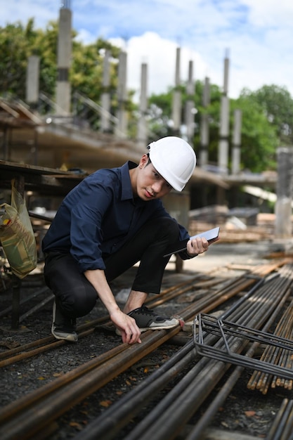 専門家と土木技師のチームが工業用建物の建設現場を検査