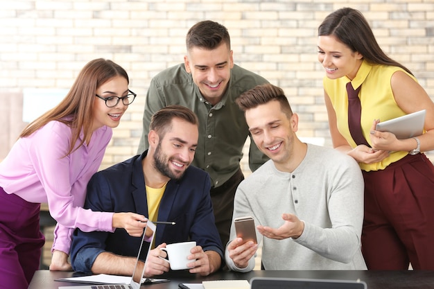 Team di specialisti impegnati nel lavoro sul progetto aziendale