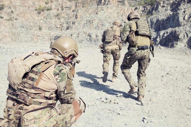 Squadra delle forze speciali in azione nel deserto tra le rocce