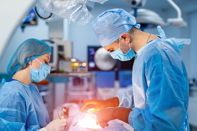 Хирург команды за работой в операционной Современное оборудование в операционной Медицинские приборы для нейрохирургии