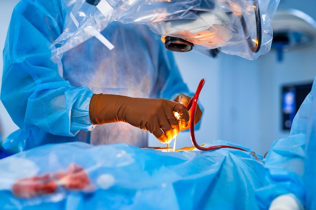 Хирург команды за работой в операционной Современное оборудование в операционной Медицинские приборы для нейрохирургии