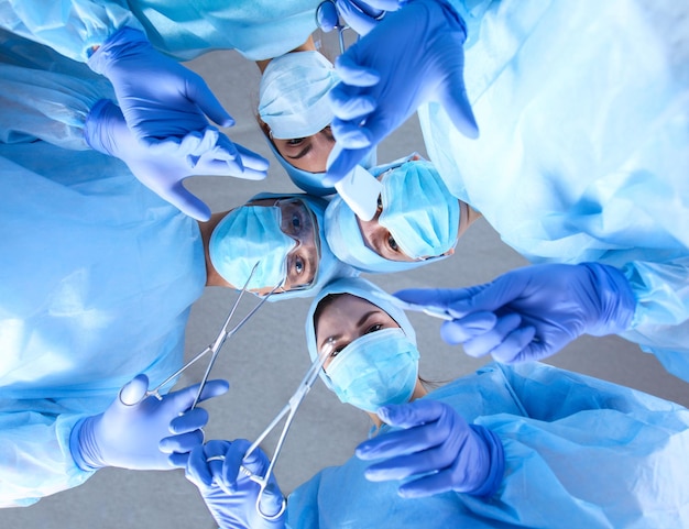 Команда хирурга за работой в операционной