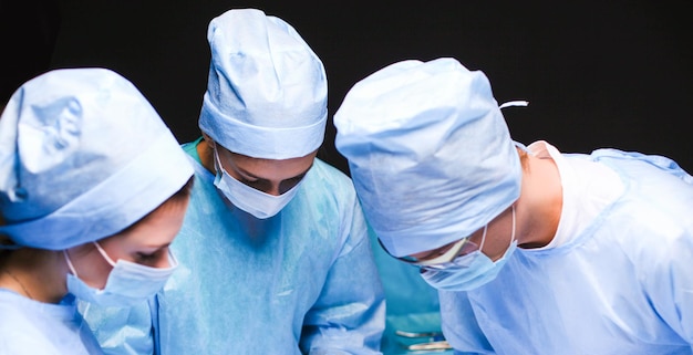 Photo team surgeon at work in operating room