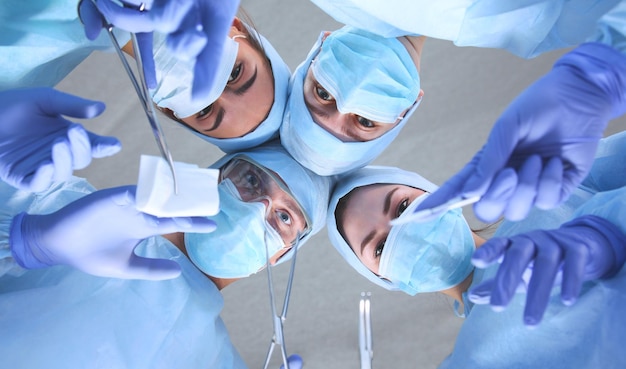 Foto team chirurgo al lavoro in sala operatoria