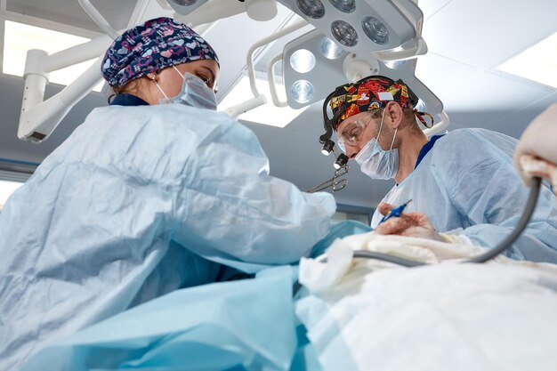 외과의 팀은 진짜 감정을 위한 실제 수술을 위해 목숨을 걸고 싸우고 있습니다 중환자 팀은 환자의 삶을 위해 싸우고 있습니다 생명을 구하는 삶을 위한 투쟁