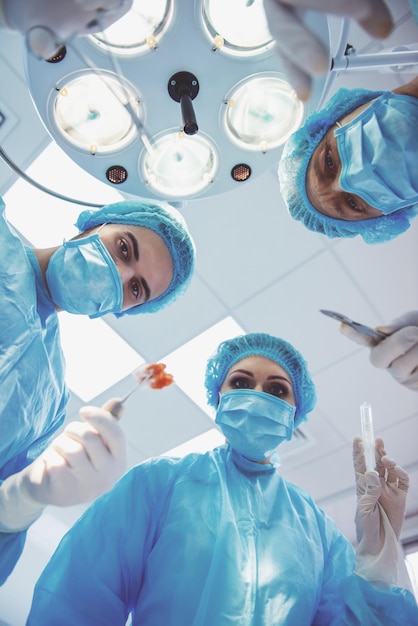 Foto chirurghi di squadra al lavoro