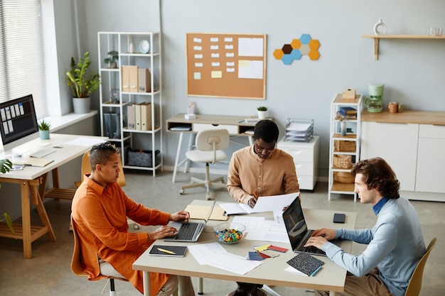 Photo team of three people in it office