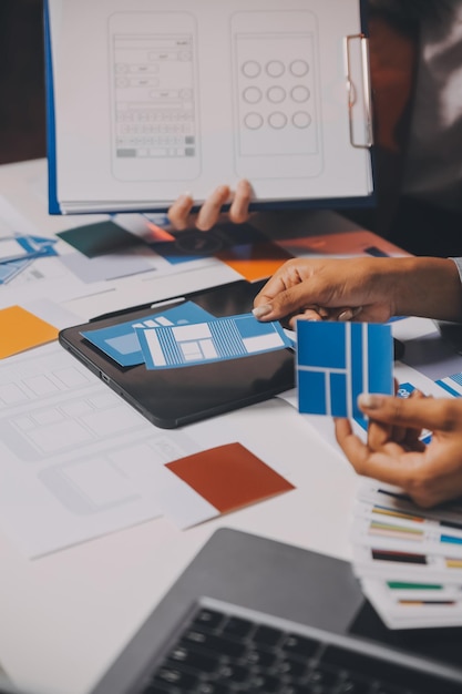 UI UX 웹 디자이너 팀은 모바일 반응형 웹 사이트를 개발하기 위해 함께 일하고 있습니다.