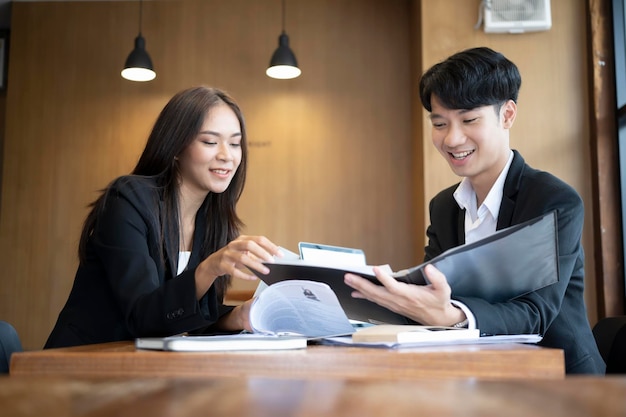 Team van afdelingsmanager human resources die het cv-document leest van een werknemer in de interviewkamer