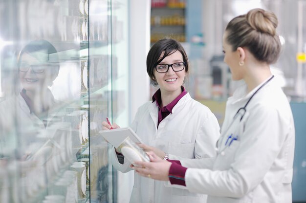 team van apotheker apotheker vrouwelijke groep staande in apotheek drogisterij