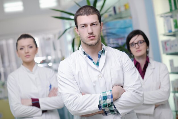 team van apotheker chemicus vrouw en man groep staande in apotheek drogisterij