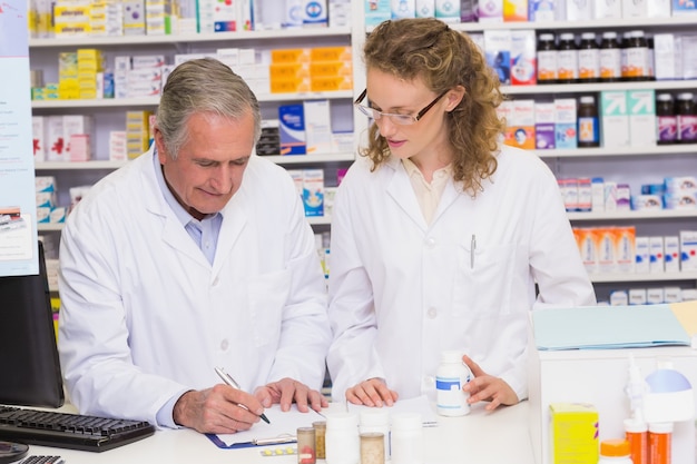 Team van apotheker op zoek naar een medicatie voor een recept