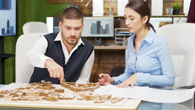 Team van architect die werkt aan de stedenbouw van een moderne stad. Modellen bouwen.