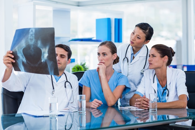 Team van artsen die röntgenstraal bekijken
