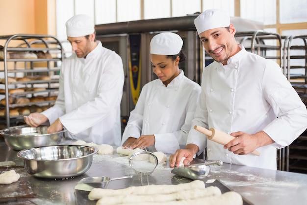 Team van bakkers die deeg voorbereiden