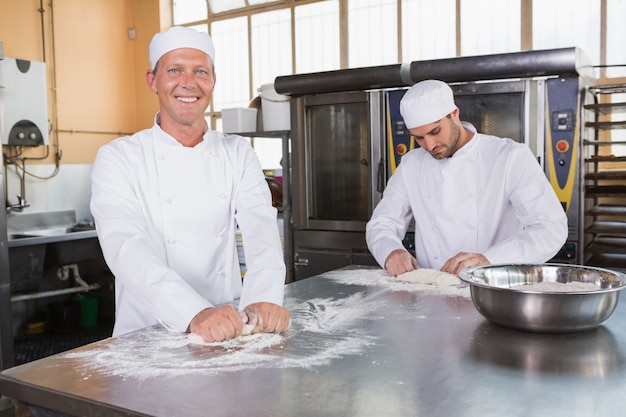 Team van bakkers die samenwerken