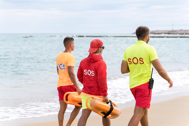 Team van dienstdoende strandwachten op een strand