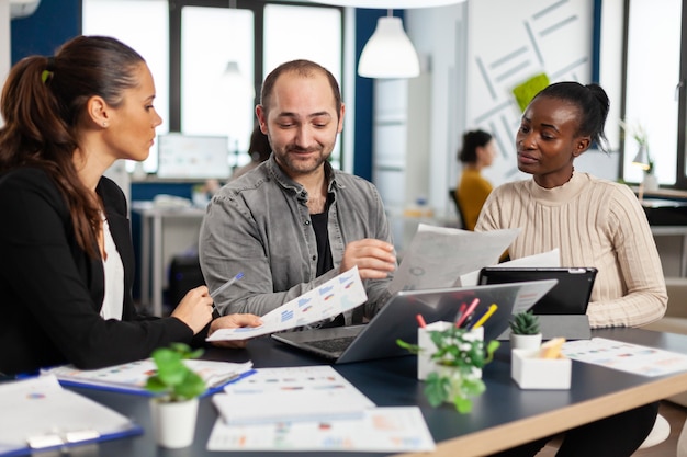 Team van diverse startende bedrijfscollega-ondernemers die op een professionele werkplek vergaderen, ideeën uitwisselen en ideeën delen over financieel strategiebeheer